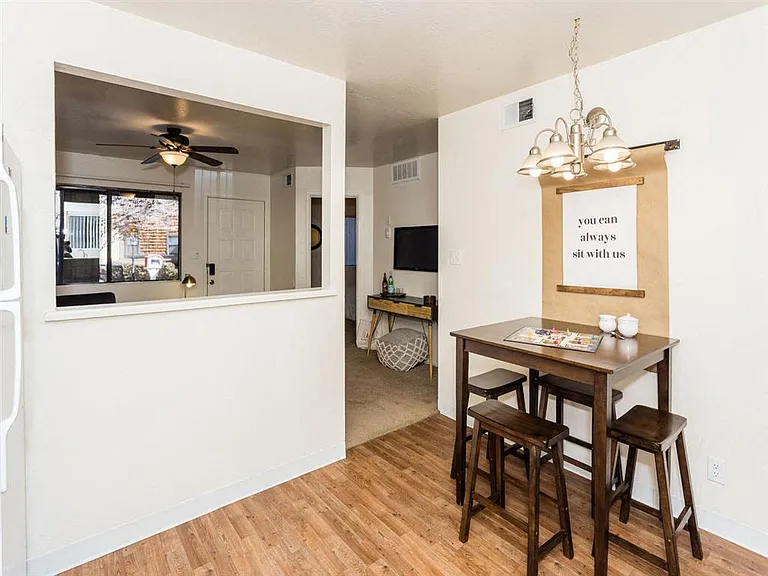 University Square Apartments — Photo 5