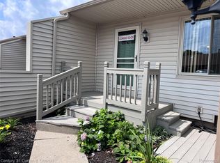 61958 Ticonderoga Dr, South Lyon, MI 48178