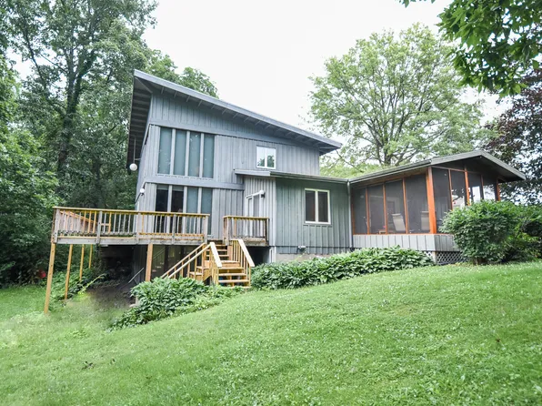 2147 Lowell Park Rd, Dixon, IL 61021