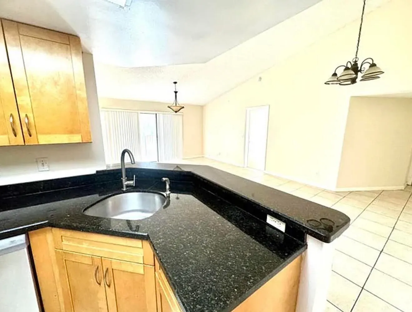 3 bed, 2.0 bath, 1273 sqft, $2,300 — Photo 4