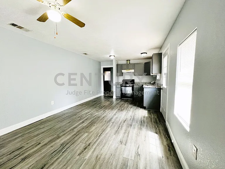2621 E 12th St — Photo 5