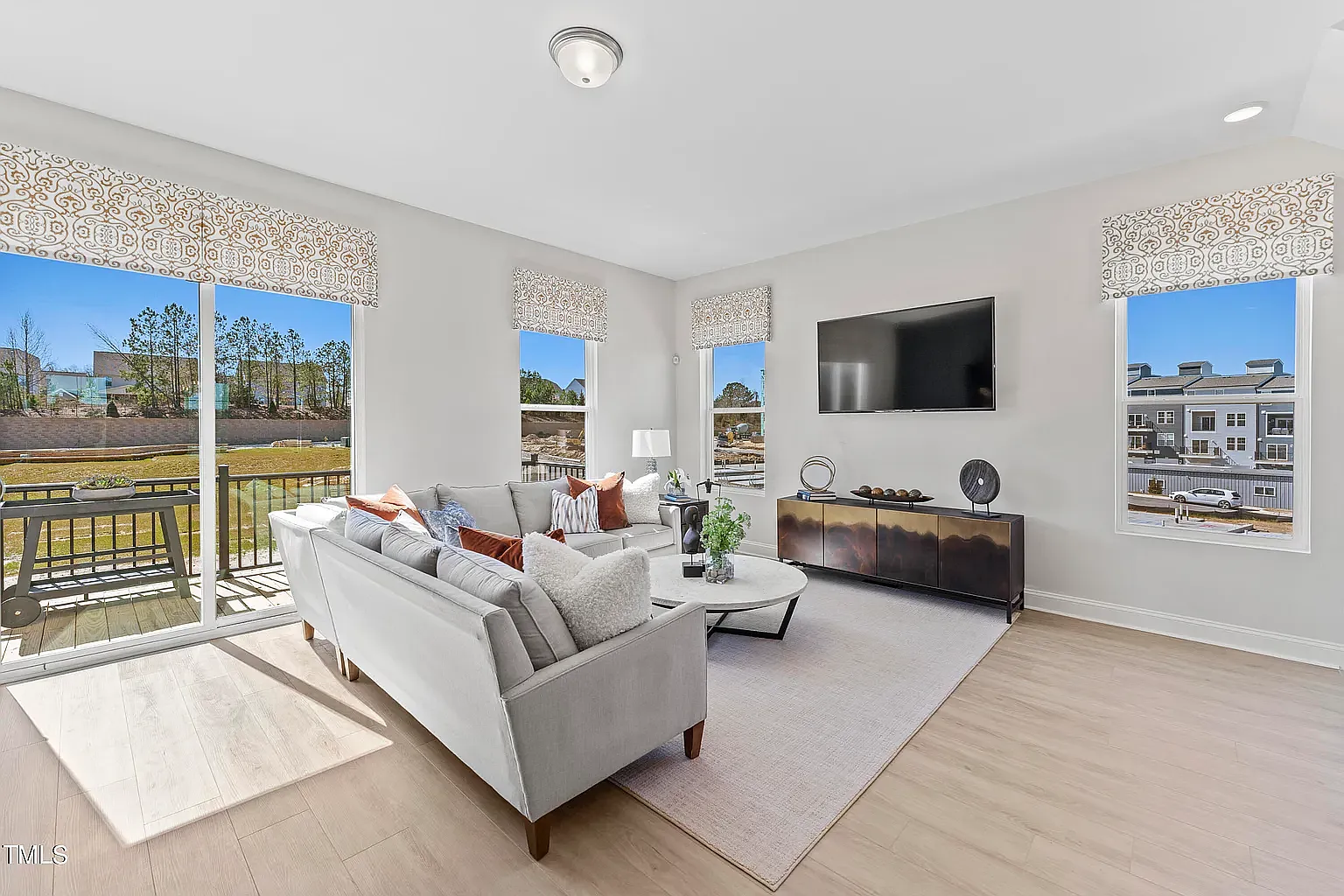 3 bed, 3.5 bath, 2465 sqft, $2,800 — Photo 4