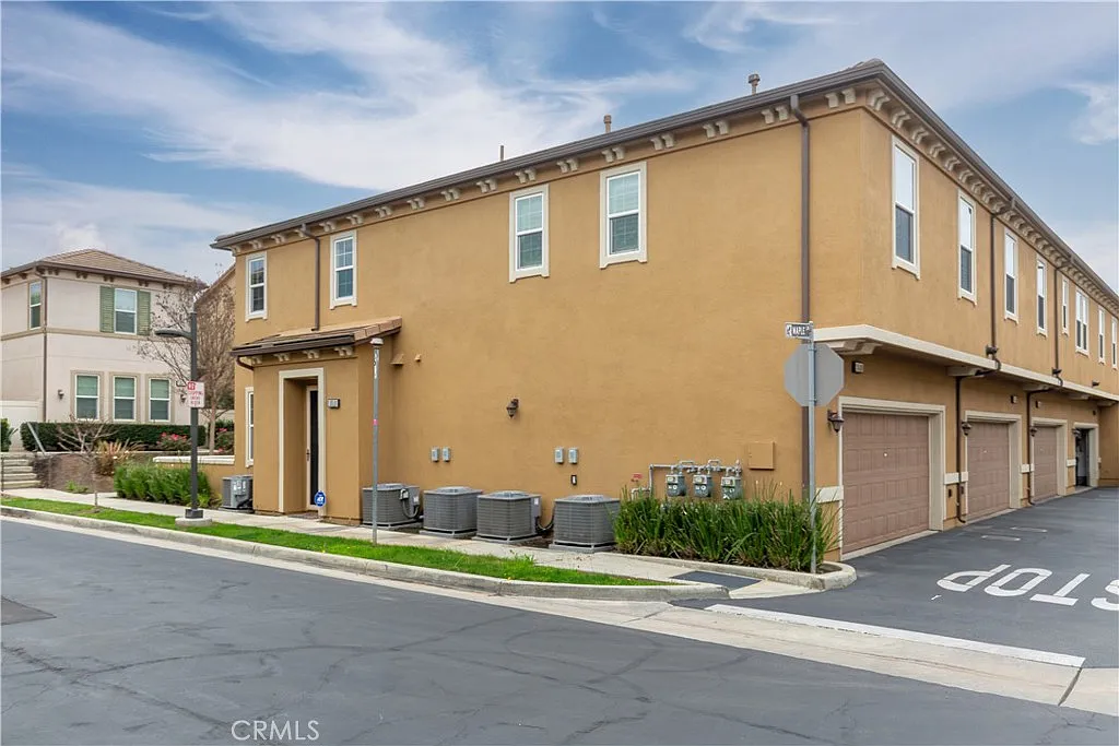 3 bed, 1479 sqft, $3,995 — Photo 2