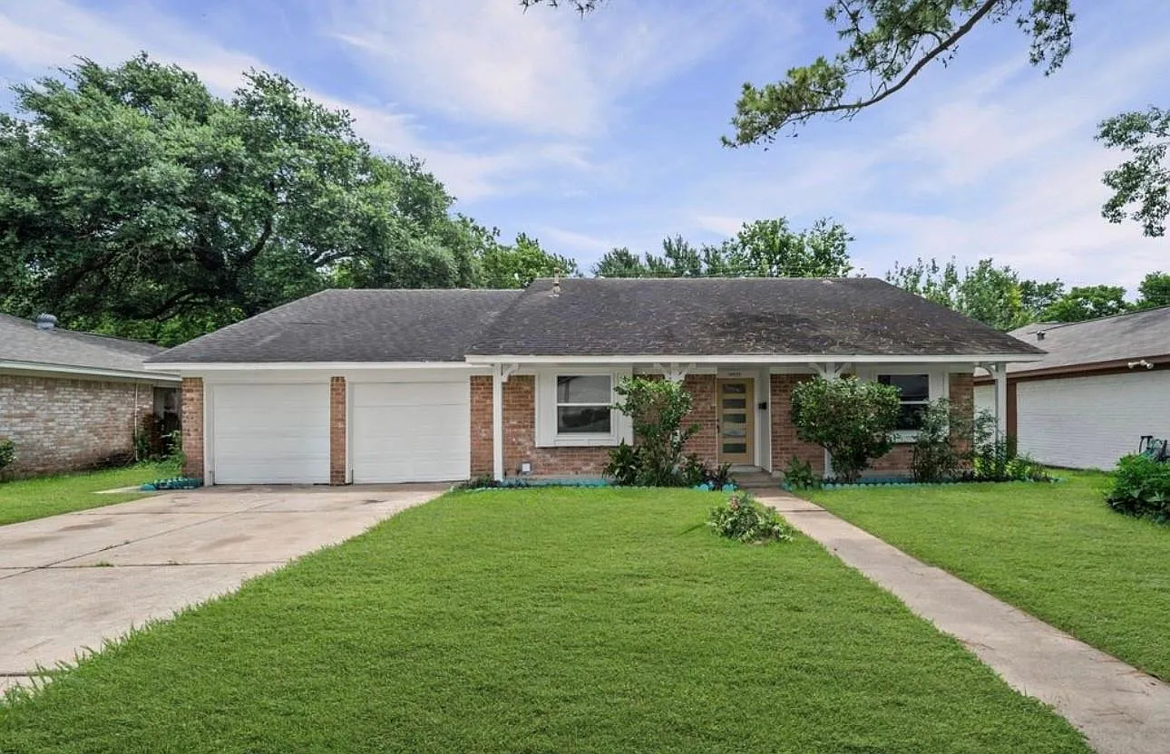 3 bed, 2.0 bath, 1827 sqft, $2,100 — Photo 1