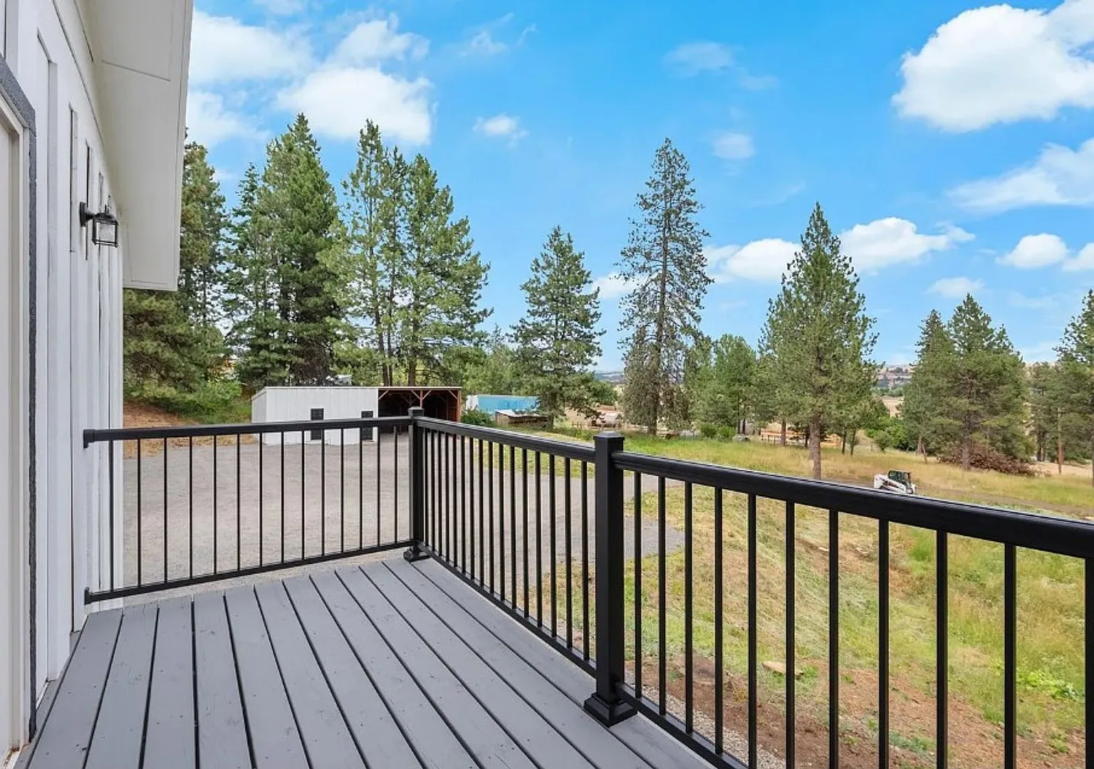 Newly renovated home on 8.9 acres — Photo 4