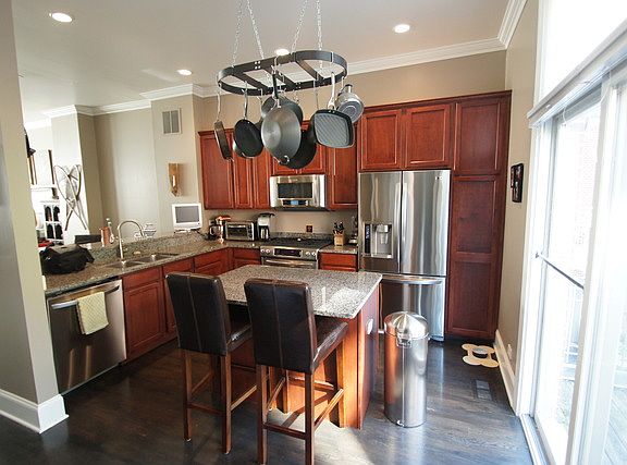4th image of 842 N Ogden Ave