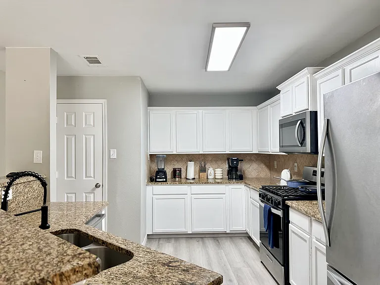 7300 Livingston Dr — Photo 40