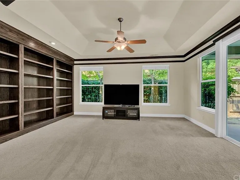 1928 Wisteria Ln — Photo 3