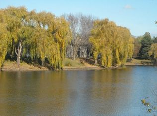 1061 Regent Rd, Oconomowoc, WI 53066