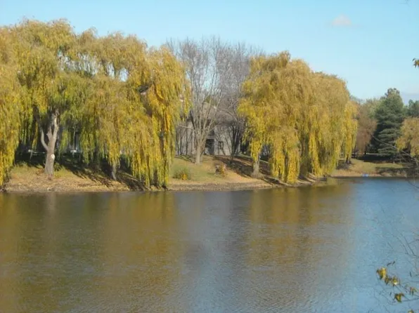 1061 Regent Rd, Oconomowoc, WI 53066