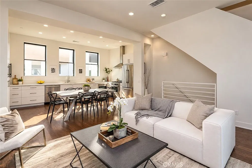 2 bed, 1219 sqft, $4,200 — Photo 3