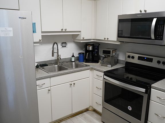5th image of 805 W Country Club Dr