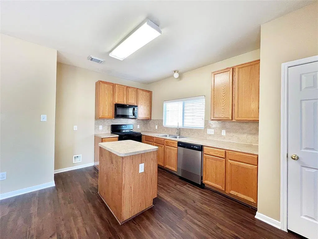 5 bed, 2316 sqft, $3,200 — Photo 4