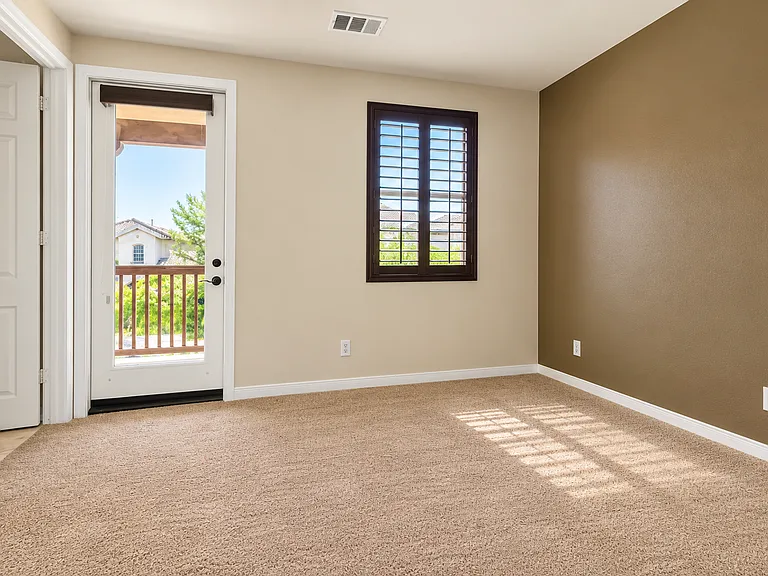 1653 Irwin St — Photo 6