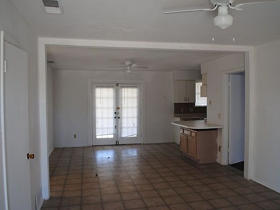 2nd image of 1510 Crockett Cir
