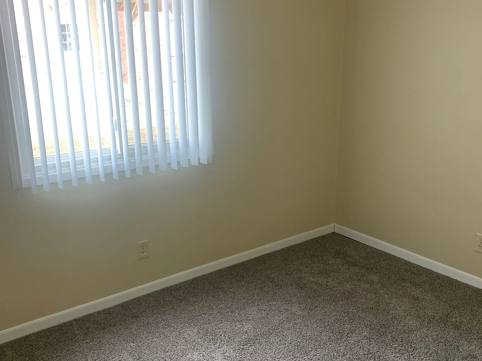 2 bed, 700 sqft, $750 — Photo 2