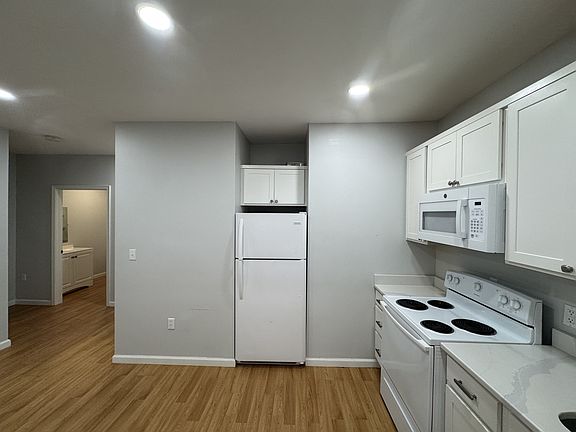 5th image of 733 Main St