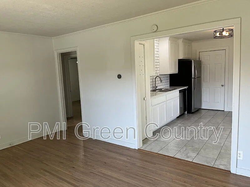 2 bed, 1.0 bath, 789 sqft, $1,245 — Photo 3