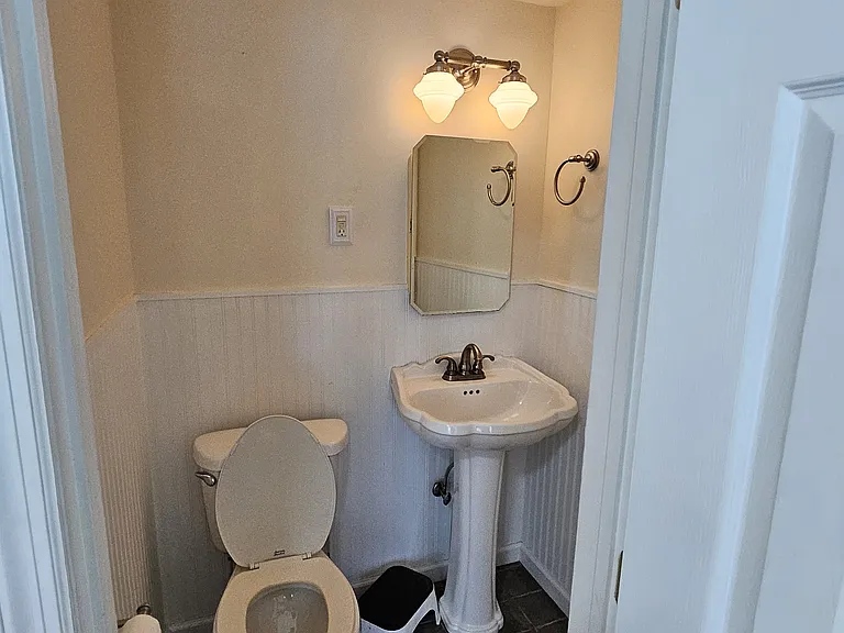 16 Sanford Ave — Photo 8
