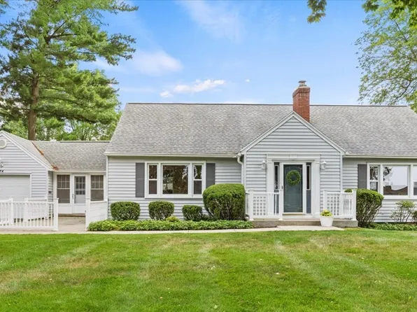 74 Hotchkiss Cir, Penfield, NY 14526