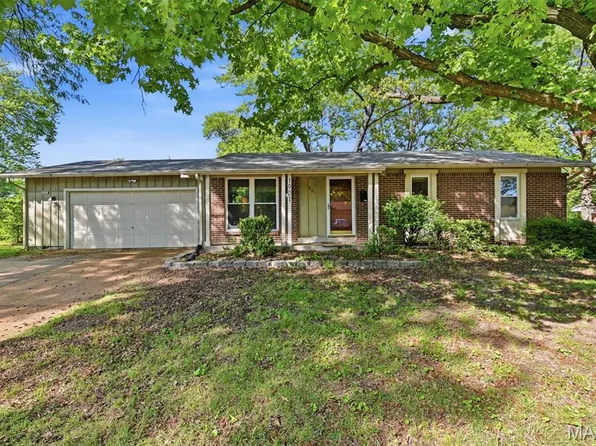1901 Croftdale Dr, Florissant, MO 63031