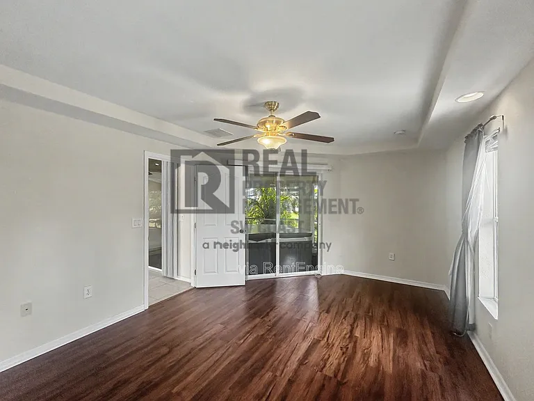 2117 NE 40th St — Photo 17