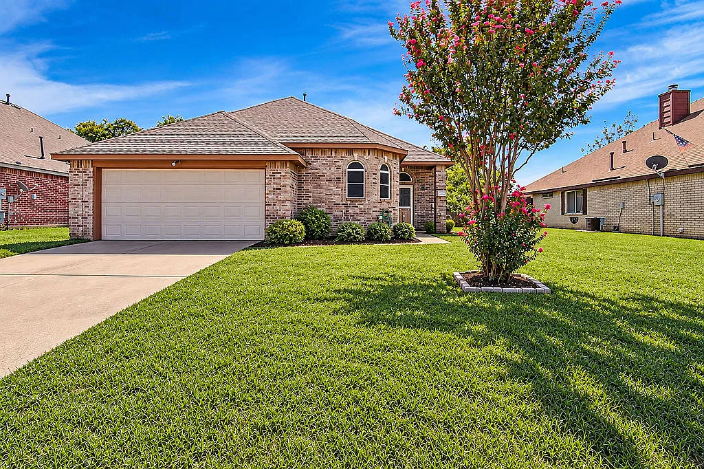 3214 Canary Ln — Photo 2