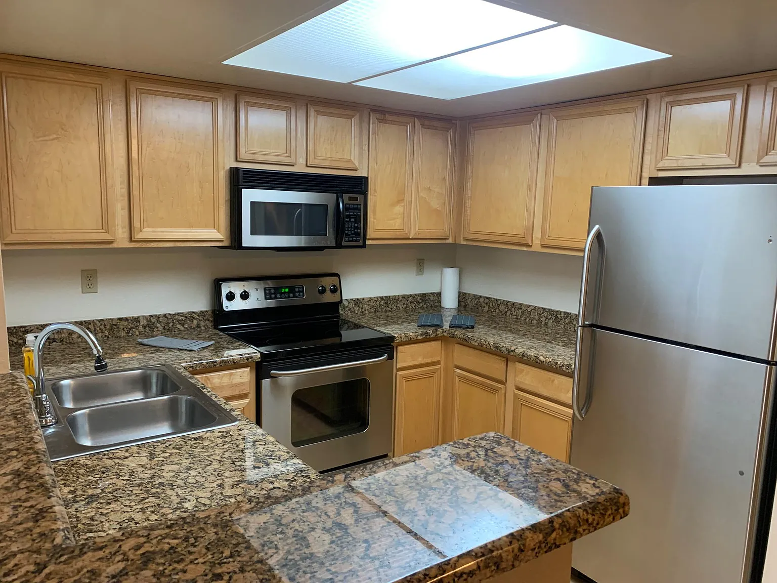 2 bed, 1.5 bath, 849 sqft, $2,100 — Photo 3