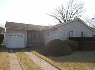 24 Stuyvesant St, Brentwood, NY 11717