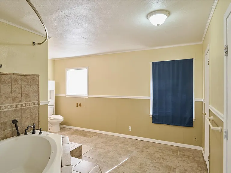 203 Paul Knox St — Photo 8
