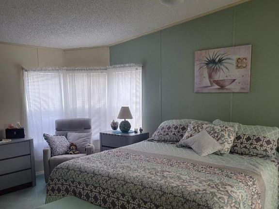 3rd image of 26320 Charlotte Dr