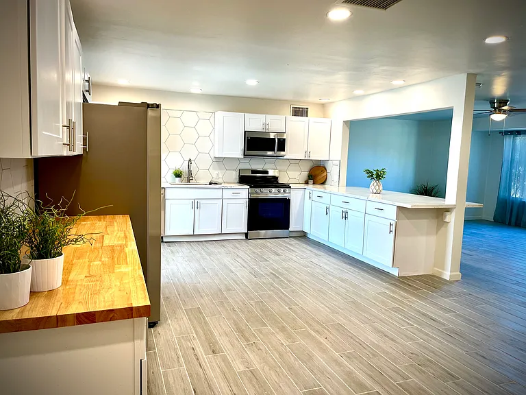 901 E Rose Ln — Photo 1