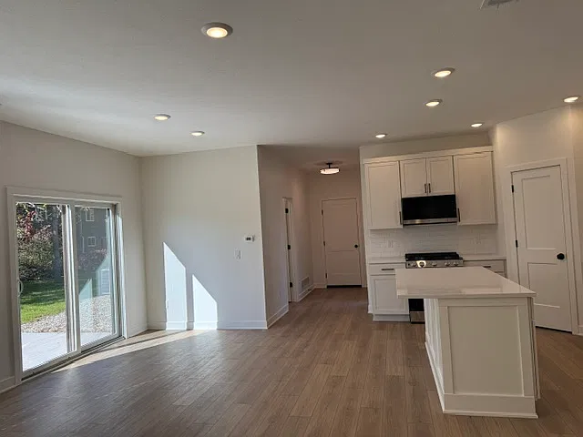 1 bed, 940 sqft, $1,950 — Photo 4
