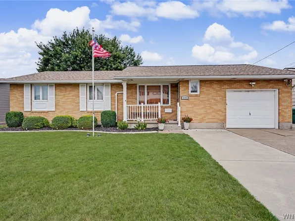 1658 Caravelle Dr, Niagara Falls, NY 14304