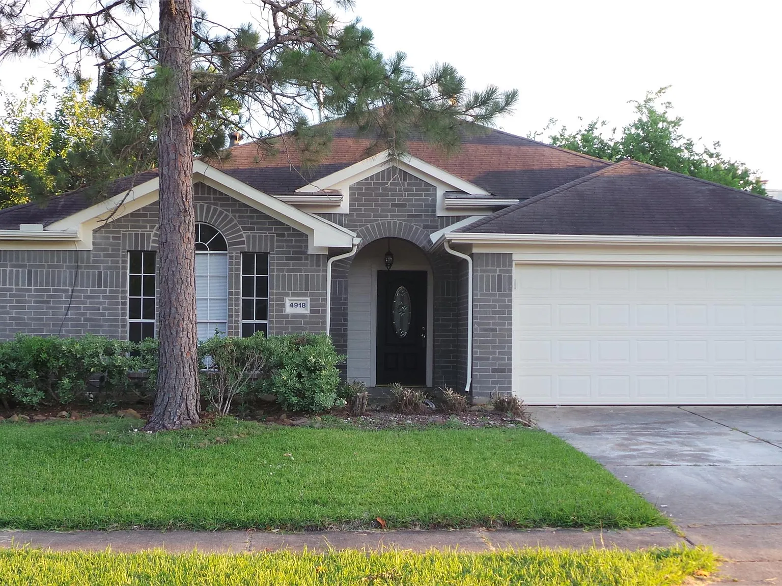 4 bed, 2.0 bath, 2025 sqft, $2,300 — Photo 2