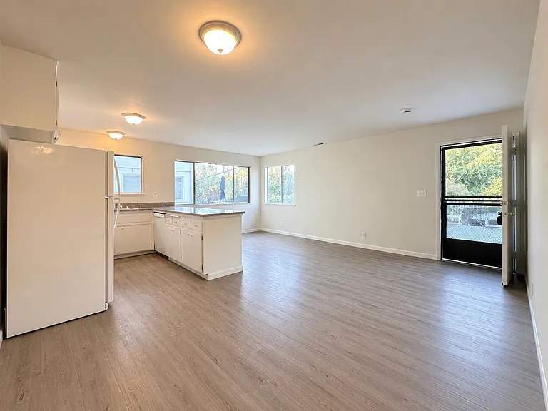 512 The Alameda — Photo 3