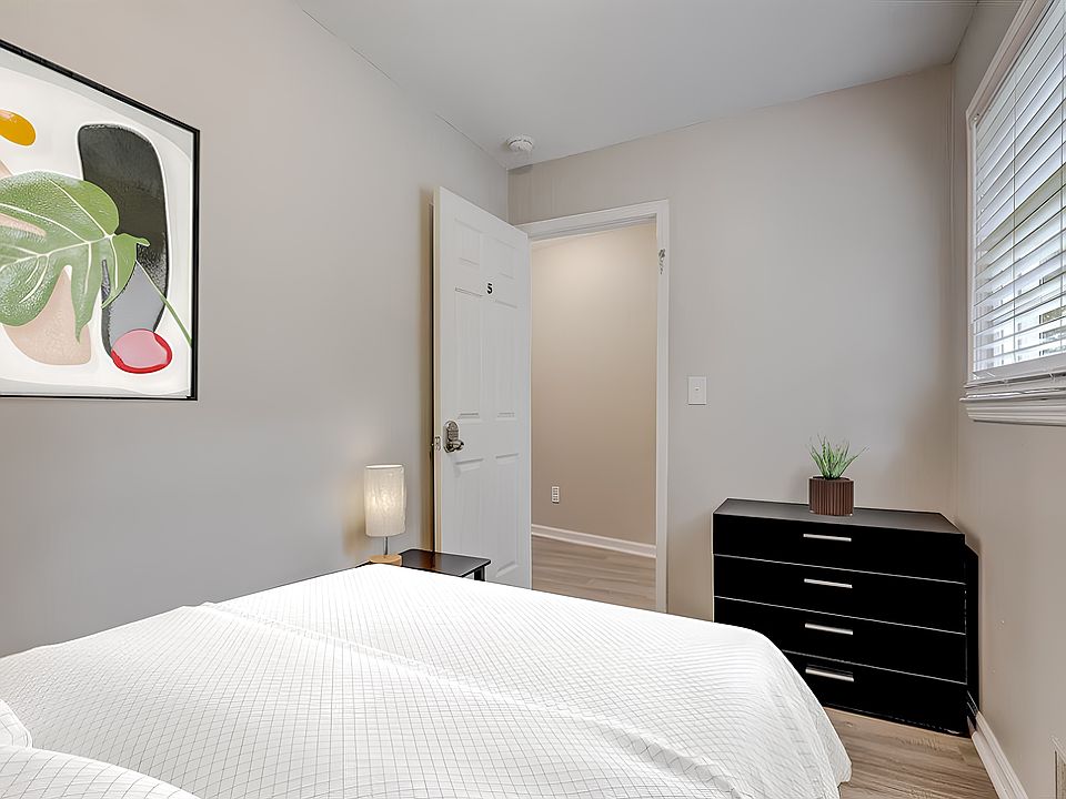 Disclaimer: This photo has been virtually staged. Not all furnishings seen will be included. Please view the virtual tour.
