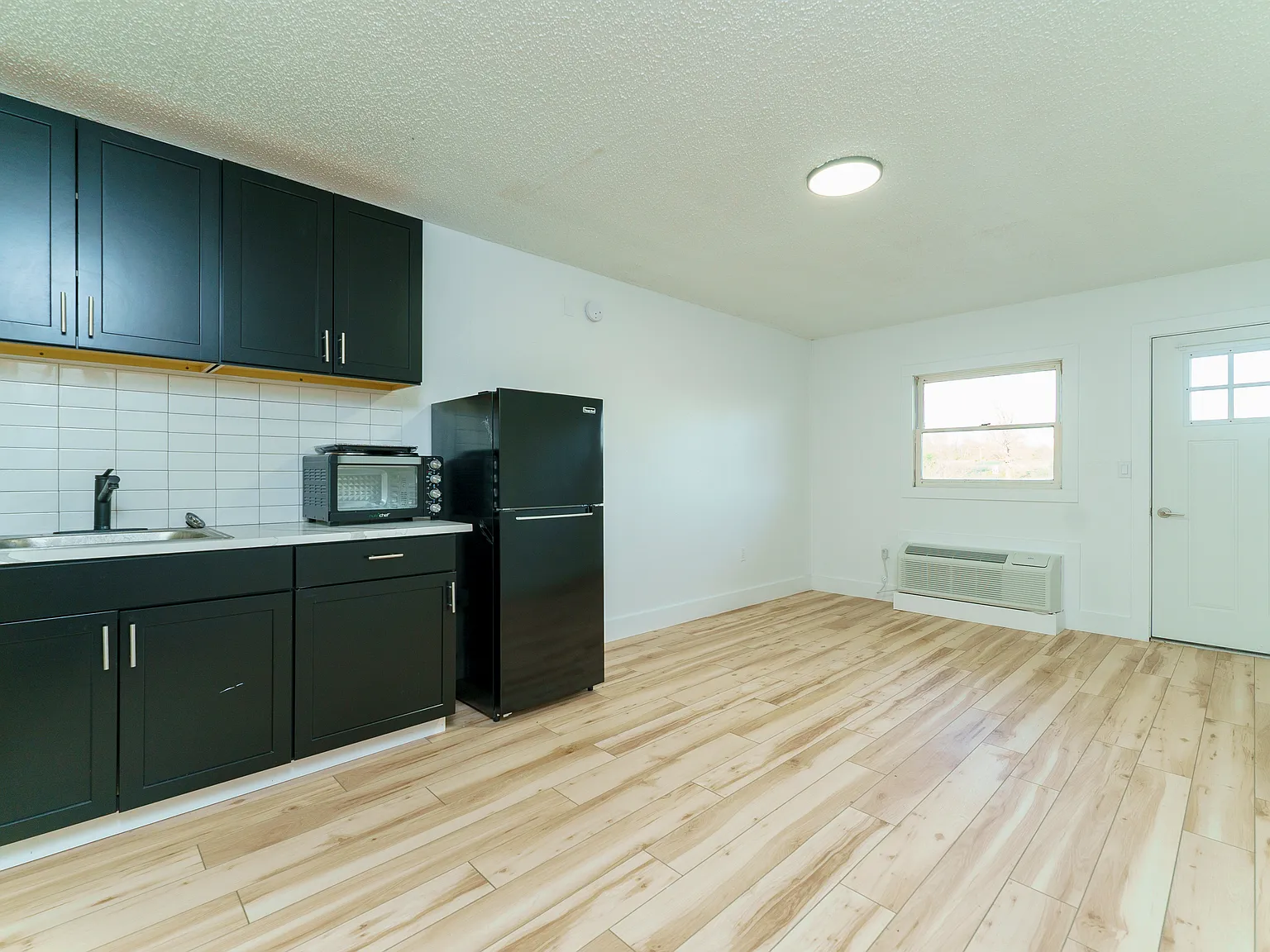 Studio, 300 sqft, $750 — Photo 4