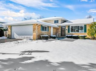 978 Valley View Trl, Carol Stream, IL 60188