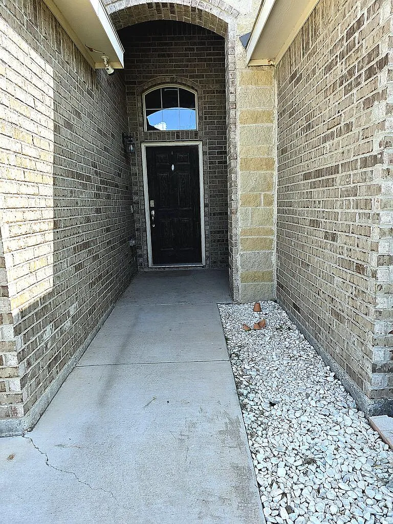 4 bed, 2.0 bath, 1782 sqft, $2,500 — Photo 3