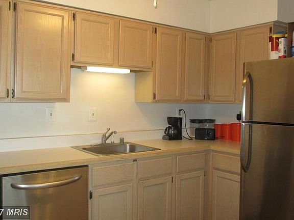 3rd image of 3127 Patrick Henry Dr APT 232