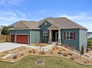 129 Scarlet Oak Ln, Waukesha, WI 53188