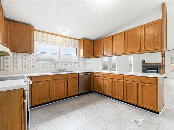 3rd image of 2000 Pine Log Rd