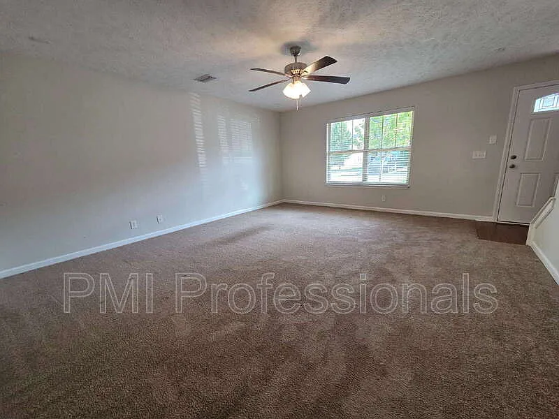 3 bed, 2.5 bath, 1279 sqft, $1,799 — Photo 3