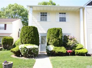 11 Partridge Trl, Coram, NY 11727