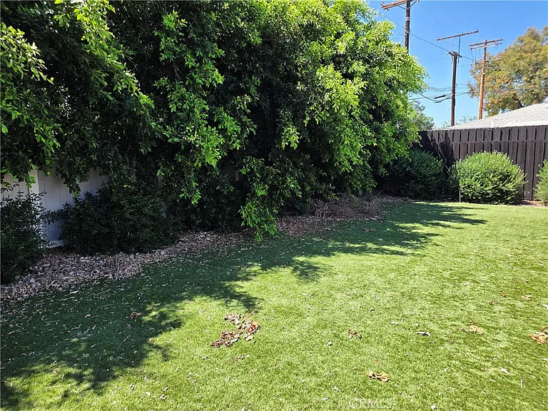 5779 Enfield Ave — Photo 7