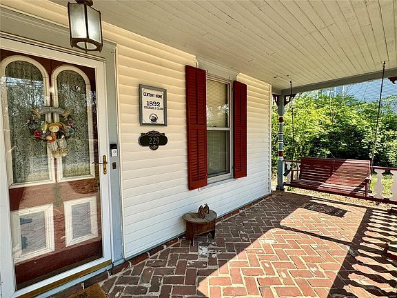 4th image of 229 Hereford Ave