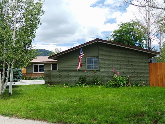 Garage faces side yard