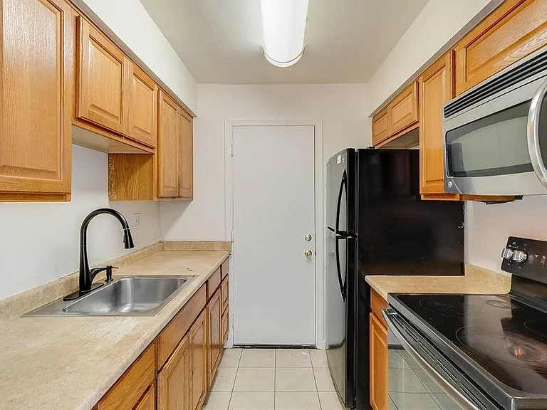 1064 Mohr Ln #C — Photo 13