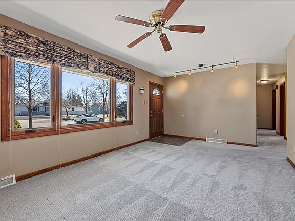 2nd image of 921 Knollside Rd